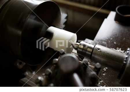 Machining polyacetal with a lathe 58707623