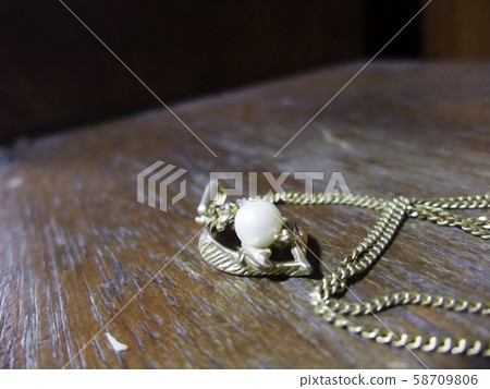 Pearl necklace 58709806