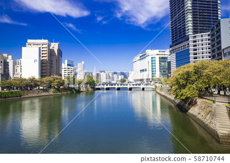 藍藍的天空和沿河的城市景觀 藍藍的天空和沿河的城市景觀 58710744