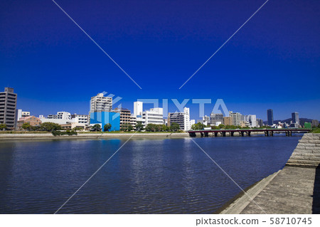 藍藍的天空和沿河的城市景觀 藍藍的天空和沿河的城市景觀 58710745