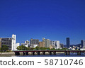 藍藍的天空和沿河的城市景觀 58710746