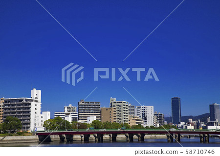 藍藍的天空和沿河的城市景觀 藍藍的天空和沿河的城市景觀 58710746