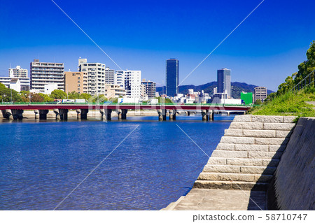 藍藍的天空和沿河的城市景觀 藍藍的天空和沿河的城市景觀 58710747