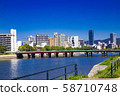 藍藍的天空和沿河的城市景觀 58710748