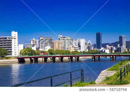 藍藍的天空和沿河的城市景觀 藍藍的天空和沿河的城市景觀 58710748