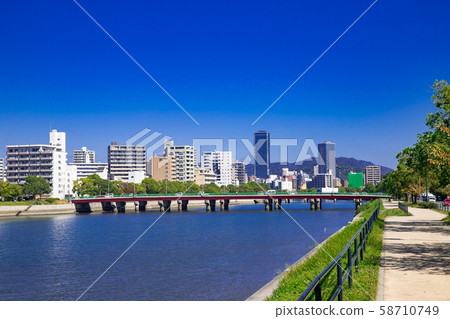 藍藍的天空和沿河的城市景觀 藍藍的天空和沿河的城市景觀 58710749