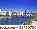 藍藍的天空和沿河的城市景觀 58710750