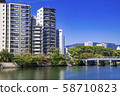 藍藍的天空和沿河的城市景觀 58710823