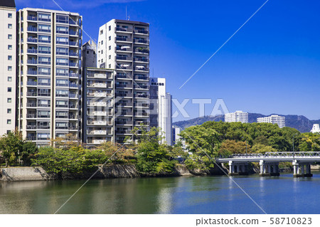 藍藍的天空和沿河的城市景觀 藍藍的天空和沿河的城市景觀 58710823