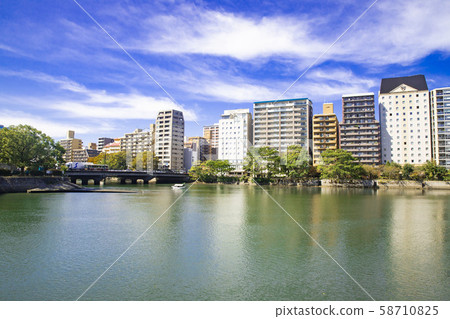 藍藍的天空和沿河的城市景觀 藍藍的天空和沿河的城市景觀 58710825