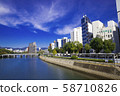 藍藍的天空和沿河的城市景觀 58710826