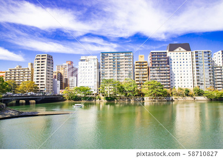 藍藍的天空和沿河的城市景觀 藍藍的天空和沿河的城市景觀 58710827
