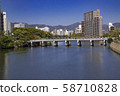 藍藍的天空和沿河的城市景觀 58710828