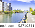 藍藍的天空和沿河的城市景觀 58710831