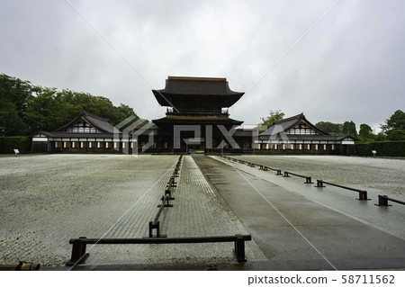 多雨的瑞龍寺大門(富山縣高岡市) 多雨的瑞龍寺大門(富山縣高岡市) 58711562