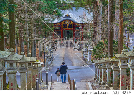 From Saijo Prefecture Chichibu City's Mitsugi Shrine, Yoheiden stone steps to the shrine gate 58714239