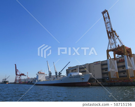 White-collar reefer carrier, frozen ship White-collar reefer carrier, frozen ship 58715156