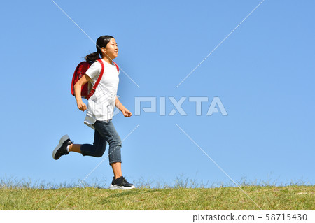 在藍天（書包）中運行的小學女孩 58715430