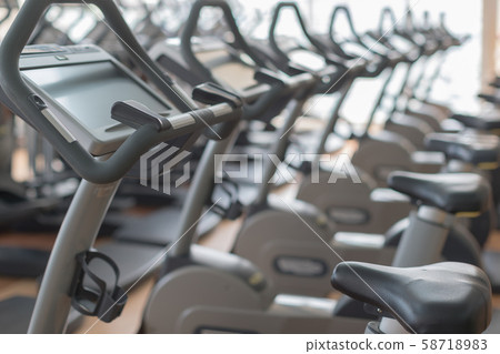 多種健身器材和摩托車 58718983