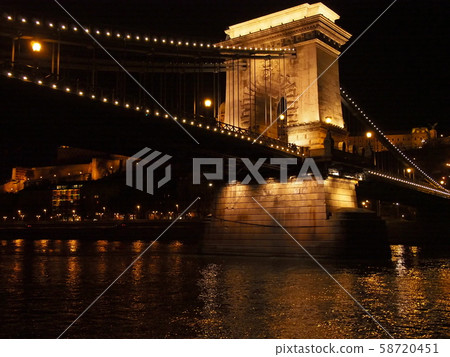 匈牙利多瑙河上的照明的塞切尼鏈橋和布達城堡 匈牙利多瑙河上的照明的塞切尼鏈橋和布達城堡 58720451