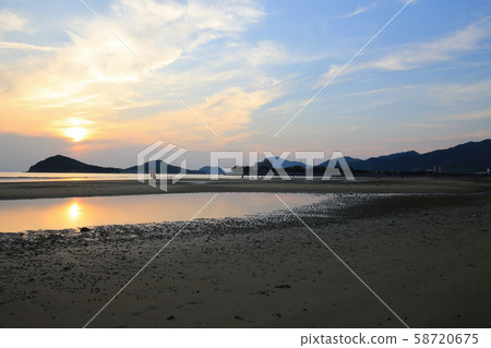 香川縣三豐市晚上父母海灘 香川縣三豐市晚上父母海灘 58720675