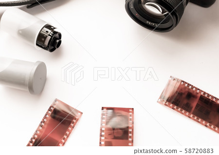 棕褐色膠卷相機和底片 58720883