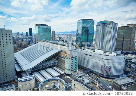 從阪急格蘭德大廈看大阪梅田JR大阪站區域 58723032