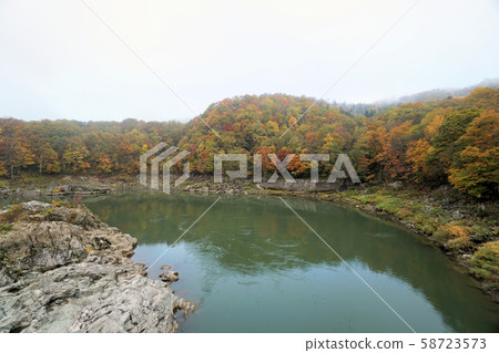 北海道Kamuikotan的紅葉風景 58723573