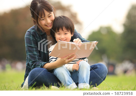 Parents and children reading books 58723958