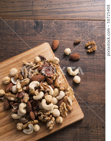 Mixed nuts 58725408