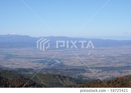 從山上看到的姊妹後牛城,石狩川和北海道北海道富田Be岳(Hotkan Betsudake)。 從山上看到的姊妹後牛城,石狩川和北海道北海道富田Be岳(Hotkan Betsudake)。 58725421