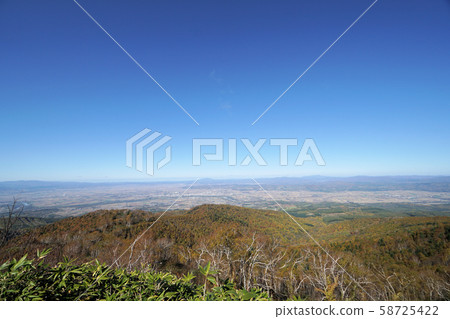 從大東山脈的大栗川山（北海道深川市）看的姊妹背牛城，宇流，深川市容和石狩河 58725422