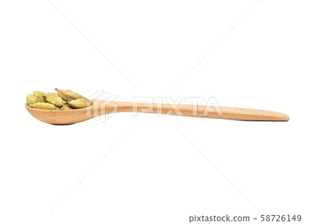 Green cardamom in spoon 58726149