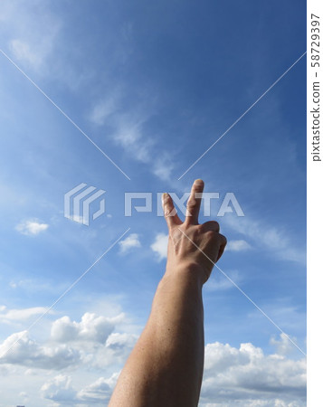 朝天空的V形手勢 58729397