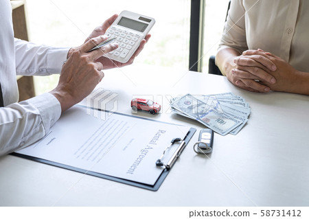 Realtor agent manager calculating and presenting Realtor agent manager calculating and presenting 58731412