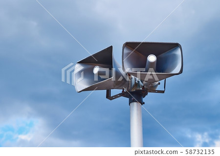 Loudspeakers on a mast 58732135