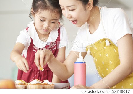 父母和孩子做飯 父母和孩子做飯 58738017