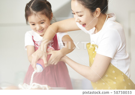 Parent and child cooking 58738033