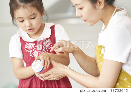 Parent and child cooking 58738045