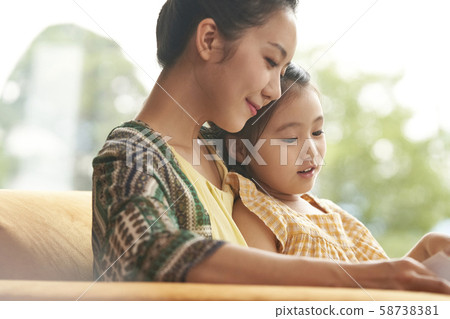 Talking about a picture book 58738381