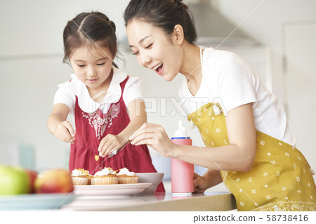 Parent and child cooking 58738416