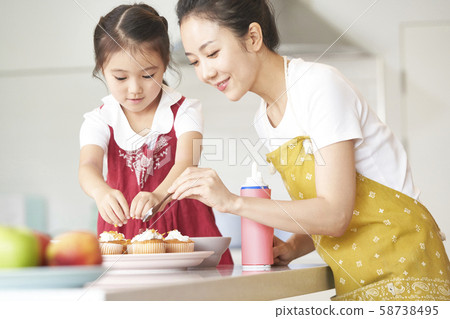 Parent and child cooking 58738495