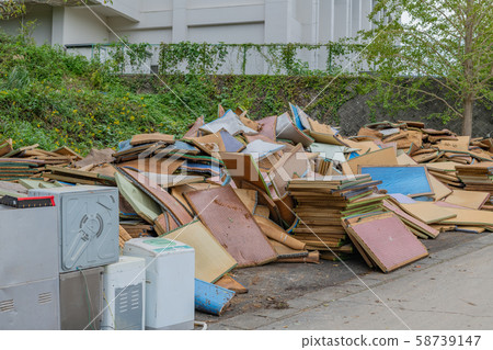 颱風淹沒大量災害垃圾 颱風淹沒大量災害垃圾 58739147