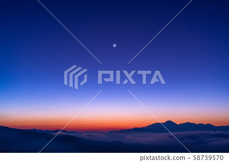 <長野縣>俯瞰雲海和新月的高博奇高原和藍色時刻 <長野縣>俯瞰雲海和新月的高博奇高原和藍色時刻 58739570