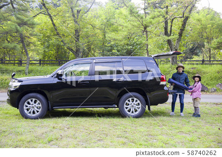 露營圖片父母和孩子在車裡背著行李 58740262