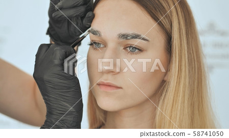 Create permanent eyebrow makeup. Eyebrow discoloration and peeling of old paint. 58741050