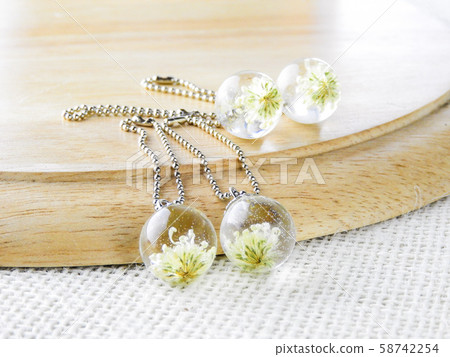 Dried flower in crystal clear resin pendant 58742254