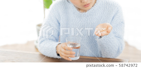 Female medicine poor physical condition 58742972