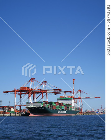 港口島的集裝箱船,在碼頭上用龍門起重機卸下集裝箱 港口島的集裝箱船,在碼頭上用龍門起重機卸下集裝箱 58743893