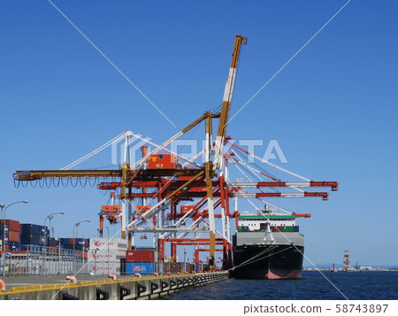 Port Island Container ship that unloads containers with a gantry crane at the wharf Port Island Container ship that unloads containers with a gantry crane at the wharf 58743897